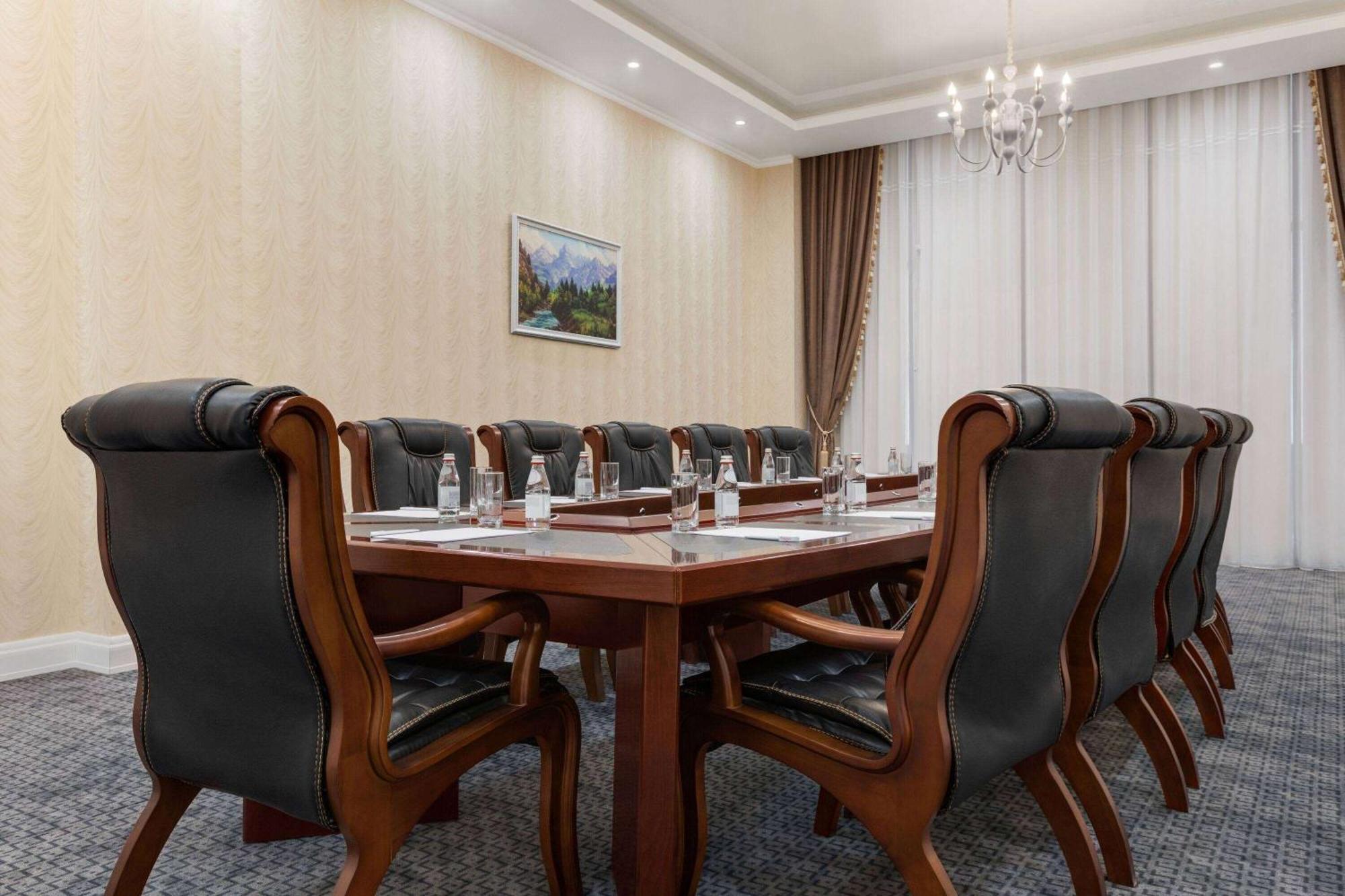 Ramada By Wyndham Shymkent Otel Dış mekan fotoğraf